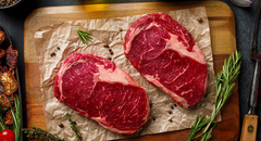 Zwei Entrecote-Steaks auf einem Brett