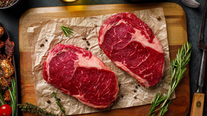 Zwei Entrecote-Steaks auf einem Brett