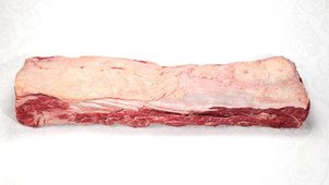 Ein kompletter, ausgelöster Rinderrücken vor hellem Hintergrund