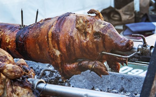 Ein ganzes Spanferkel auf einem Spieß
